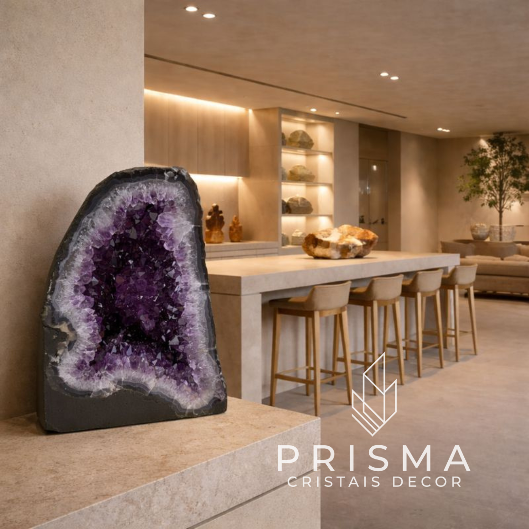 Capela de Ametista - vista detalhada dos cristais violeta profundo no interior do geodo em formato de santuário