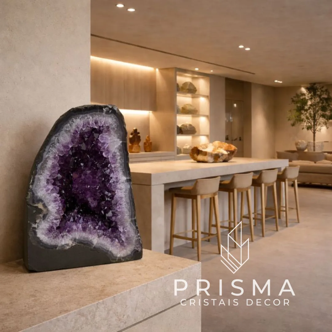 Capela de Ametista - vista detalhada dos cristais violeta profundo no interior do geodo em formato de santuário