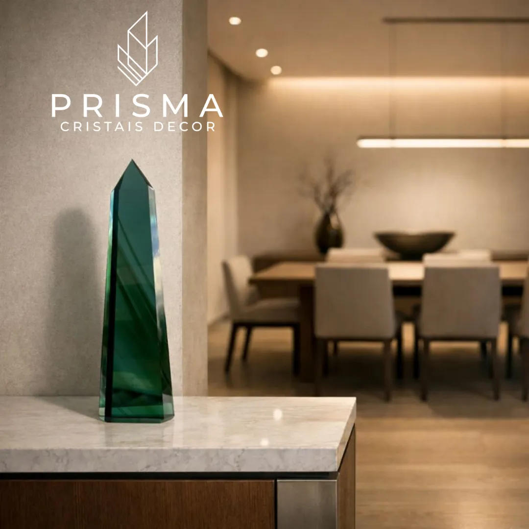 Ponta de Obsidiana Verde em ambiente decorativo - vidro vulcânico com tonalidade verde intensa Prisma Cristais