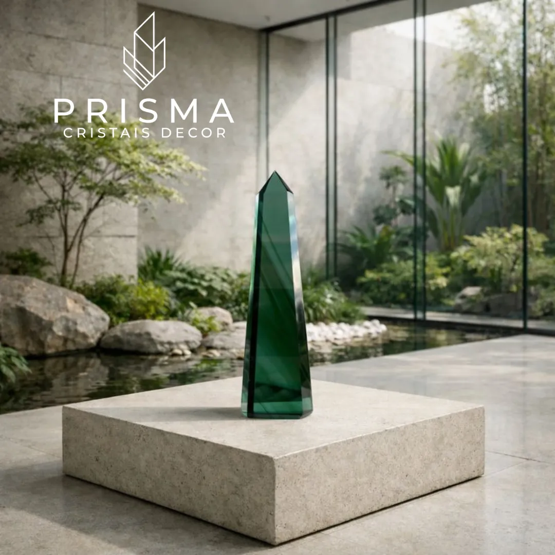 Ponta de Obsidiana Verde em composição decorativa sofisticada - peça exclusiva para ambientes premium Prisma Cristais