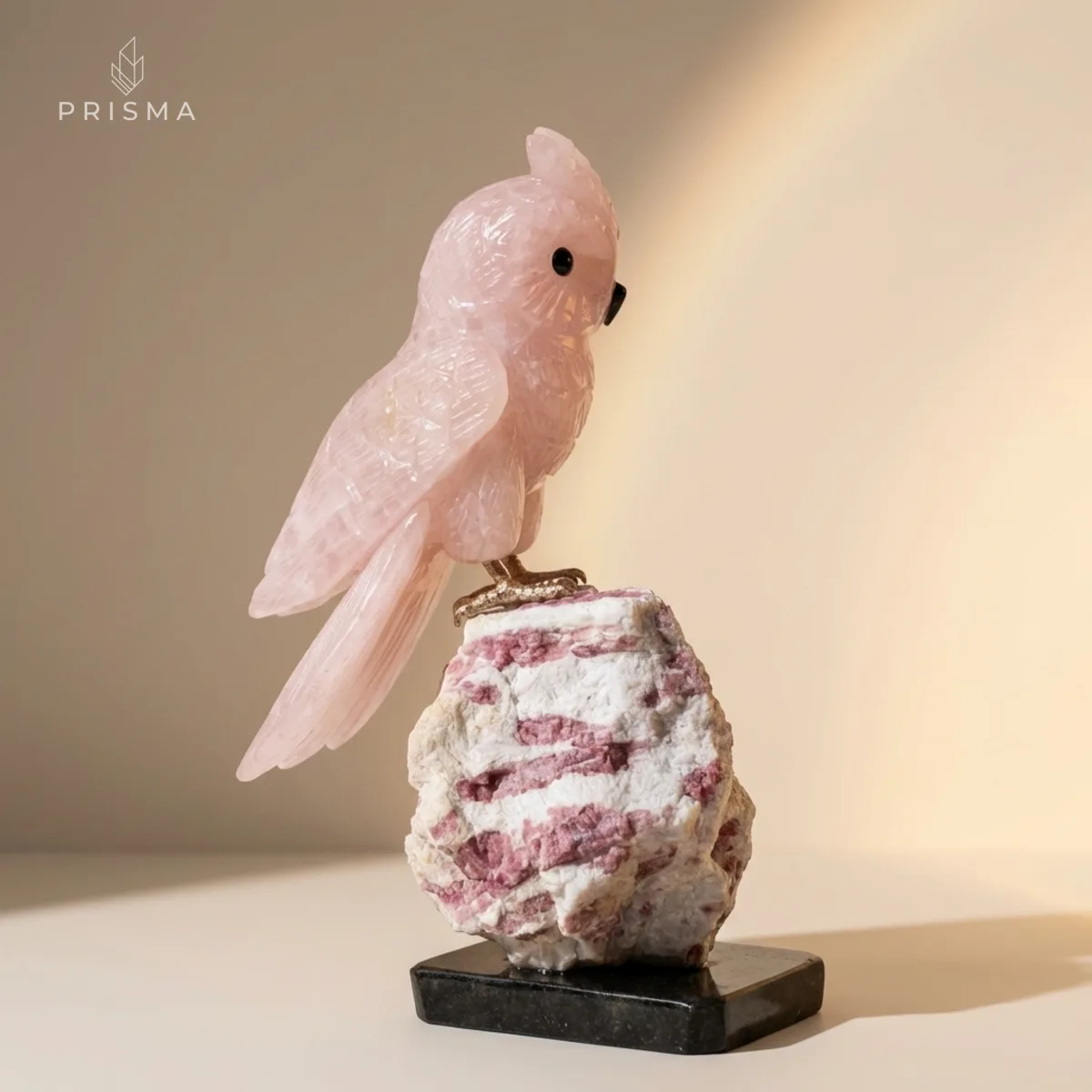 Detalhe da translucidez do quartzo rosa na escultura Coruja - cristal natural premium Prisma Cristais