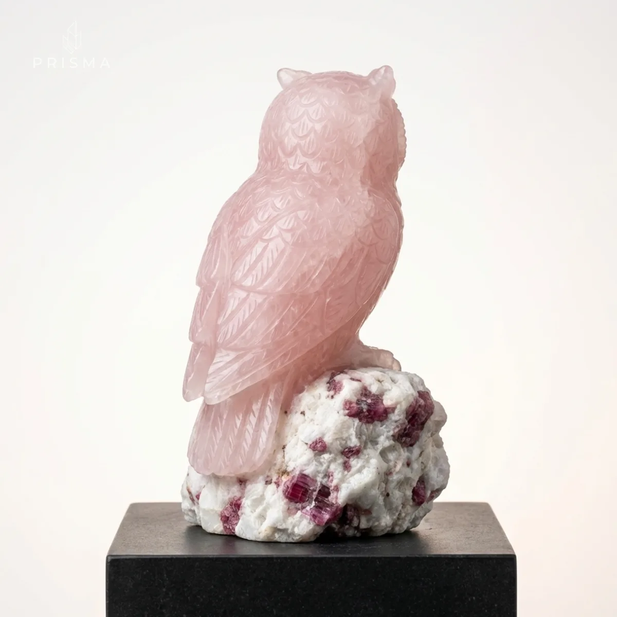 Coruja de Quartzo Rosa em ambiente decorativo sofisticado com iluminação pontual - Prisma Cristais Nova Lima