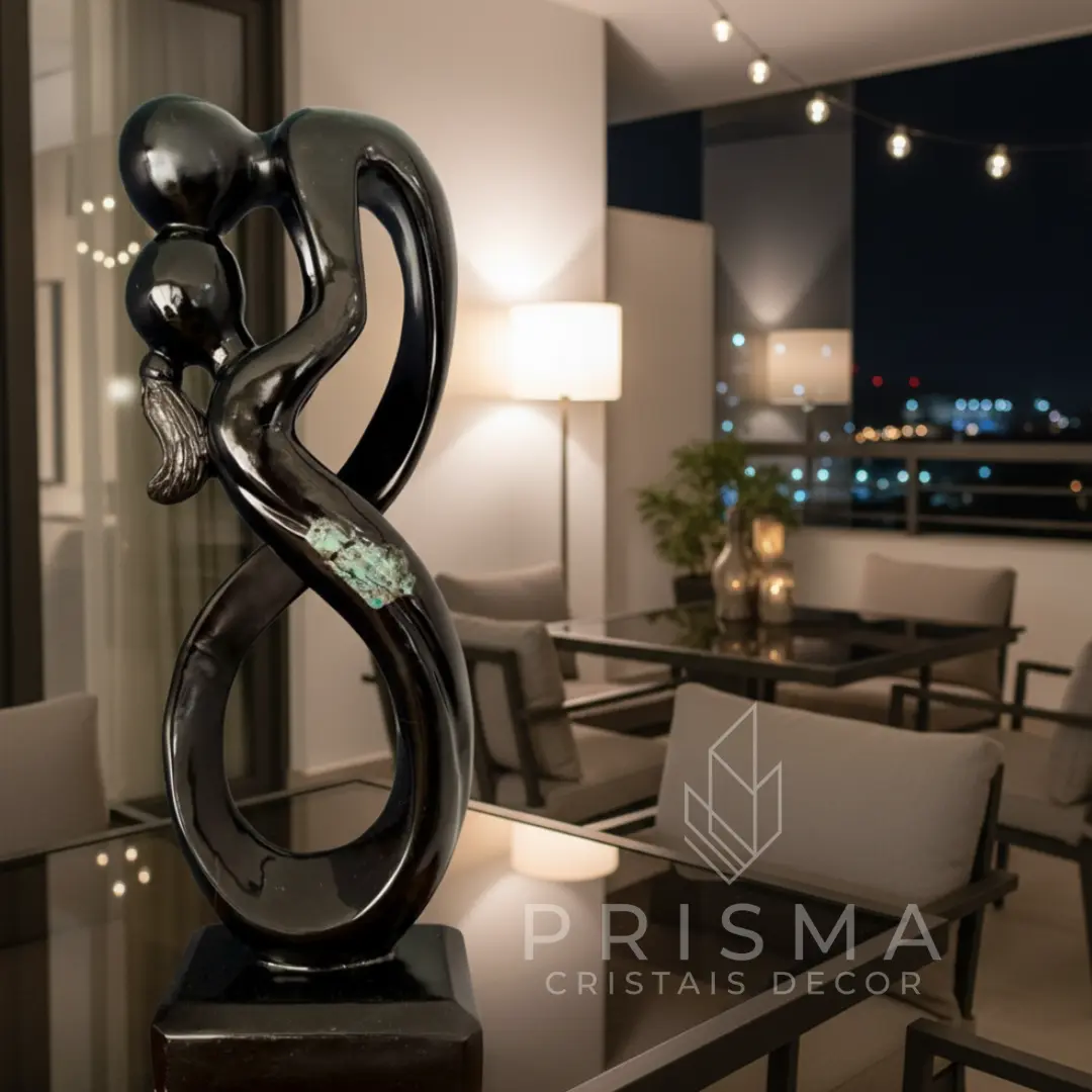 Escultura Amor Infinito em xisto de esmeralda — símbolo do infinito esculpido artesanalmente em rocha metamórfica brasileira