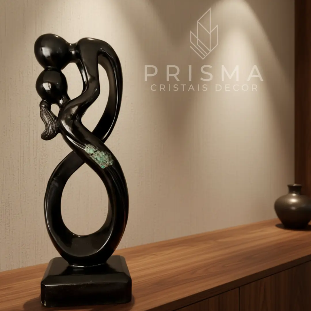 Escultura Amor Infinito em xisto de esmeralda — vista completa da peça artesanal exclusiva para decoração premium