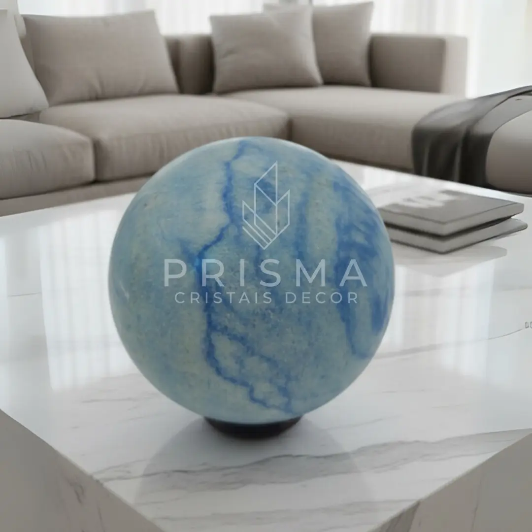 Esfera de Quartzo Azul mostrando perfeição geométrica — cristal polido à mão por artesãos de Minas Gerais