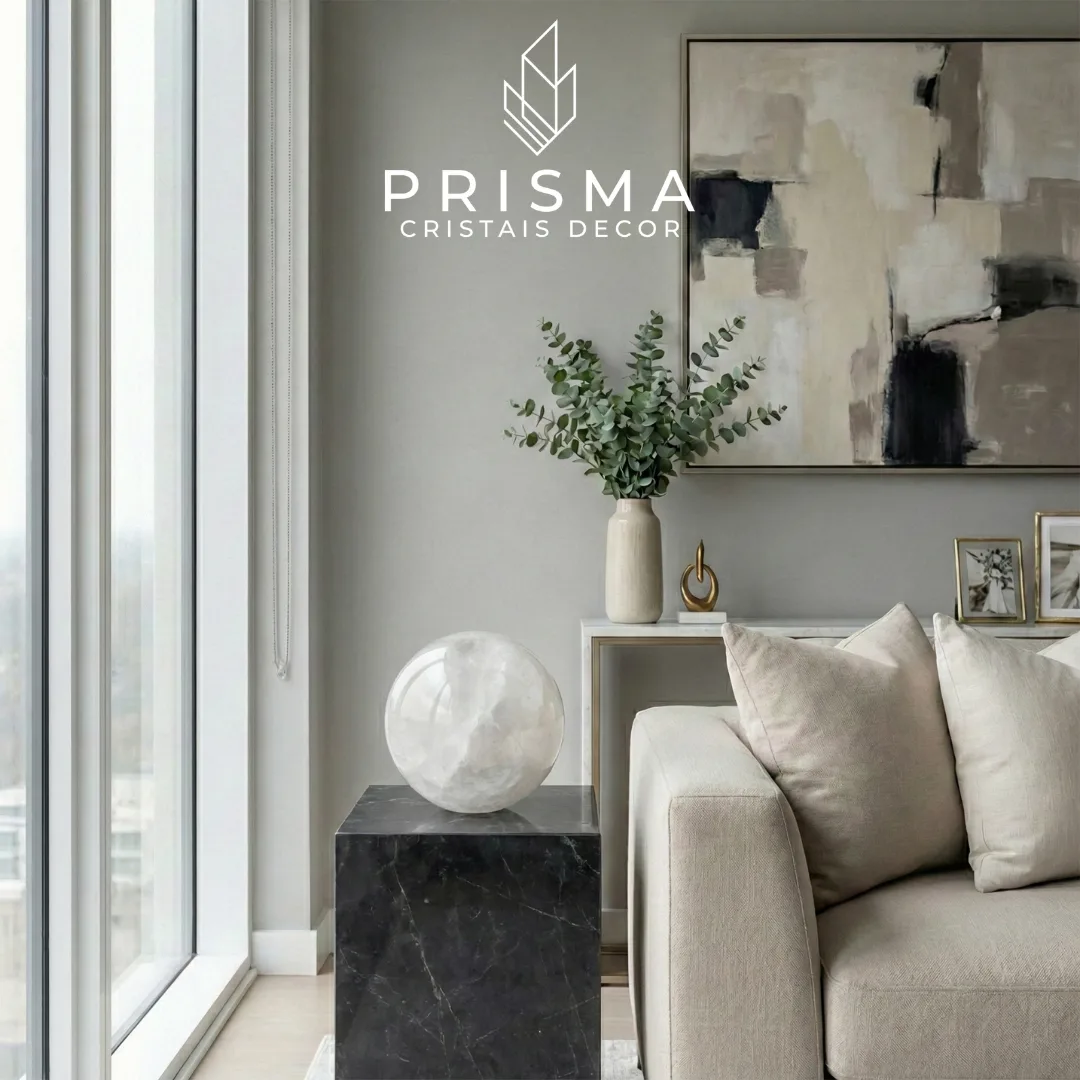 Esfera de Quartzo Leitoso em ambiente de decoração contemporânea de alto padrão com iluminação suave — cristais Nova Lima MG