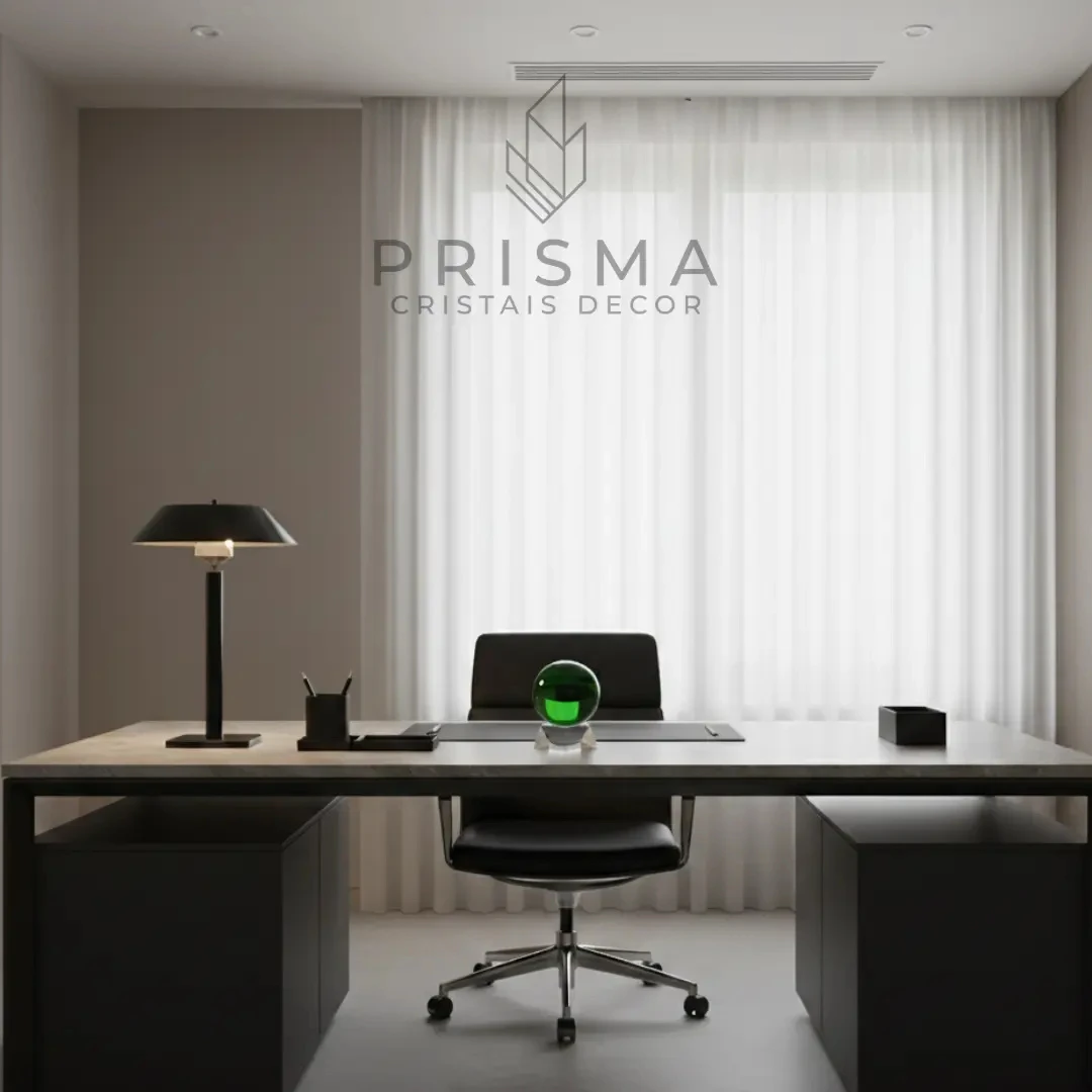Esfera de Obsidiana Verde exibindo textura vítrea natural e reflexo verde — esfera decorativa premium em ambiente sofisticado