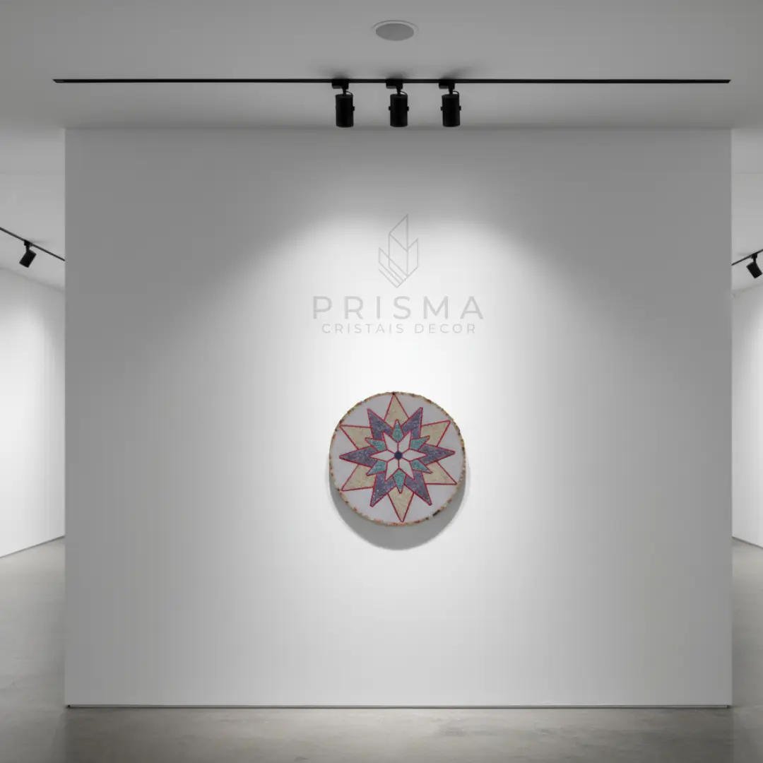 Vista completa da Mandala Estrela com cristais — símbolo universal de iluminação e equilíbrio elemental em decoração premium