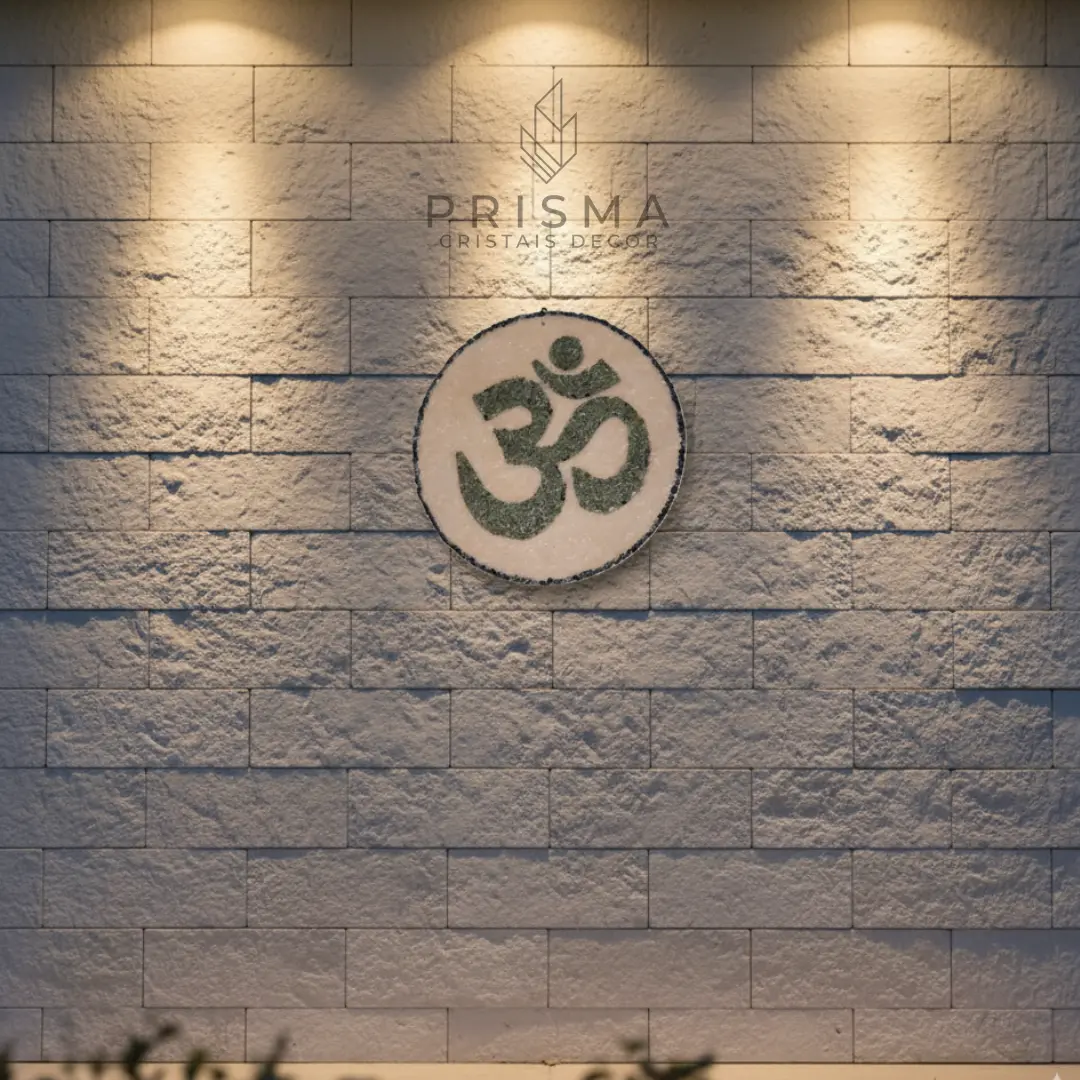 Mandala OM com cristais naturais — símbolo primordial do universo em obra artesanal premium Nova Lima MG