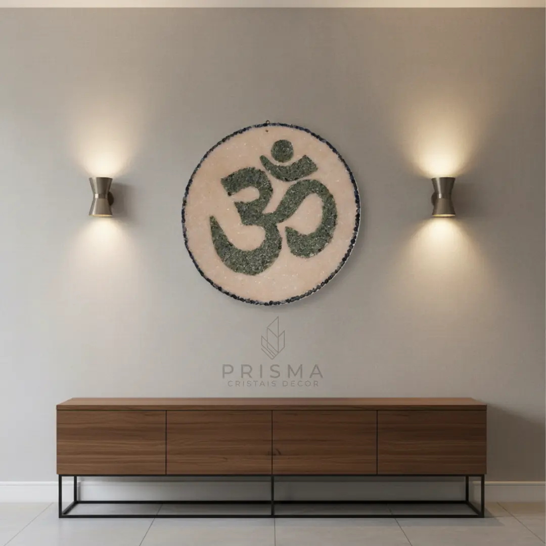 Detalhe da Mandala OM com cristais naturais — símbolo sânscrito em geometria sagrada e obra artesanal premium