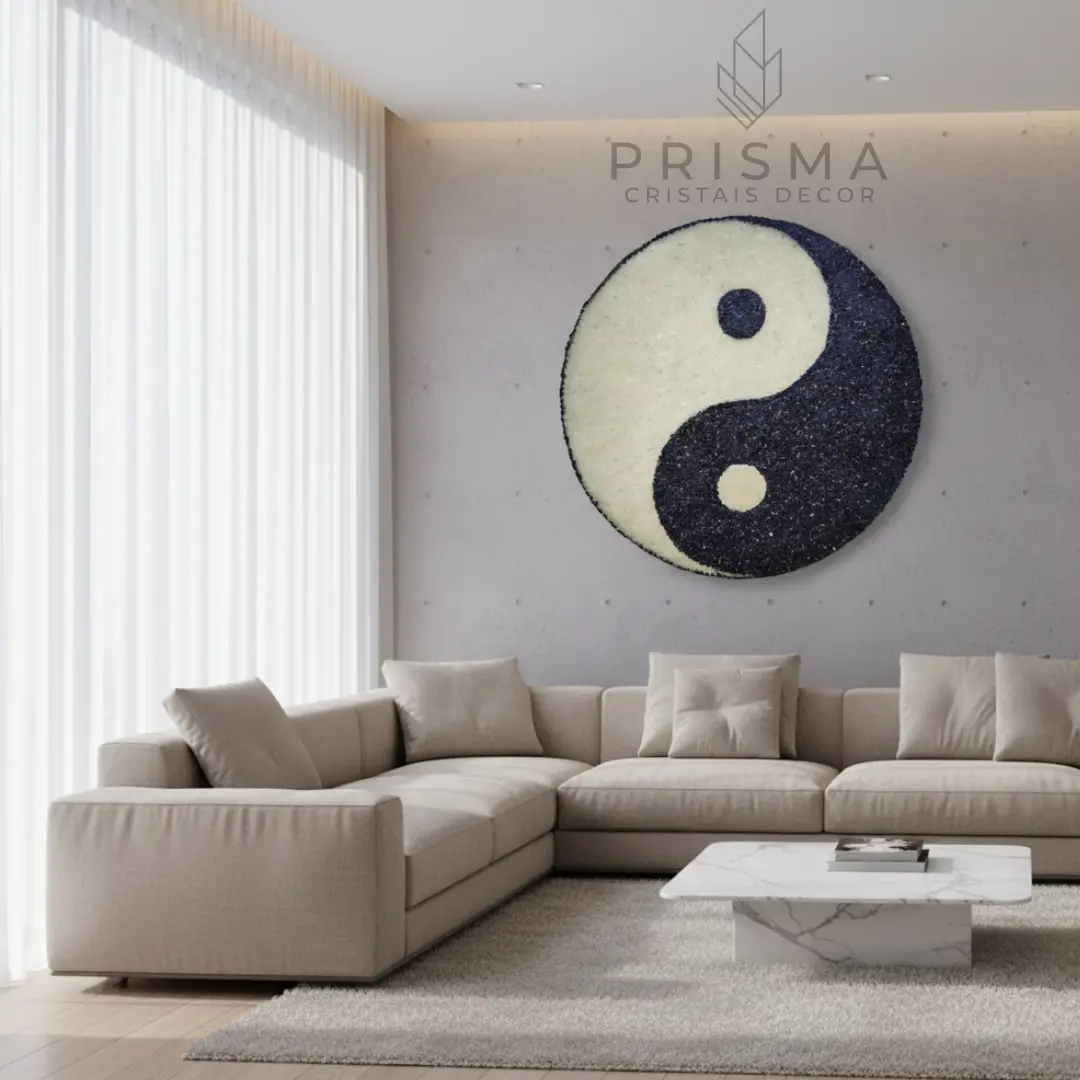 Mandala Yin Yang artesanal com cristais naturais — símbolo do equilíbrio dinâmico em obra premium Nova Lima MG