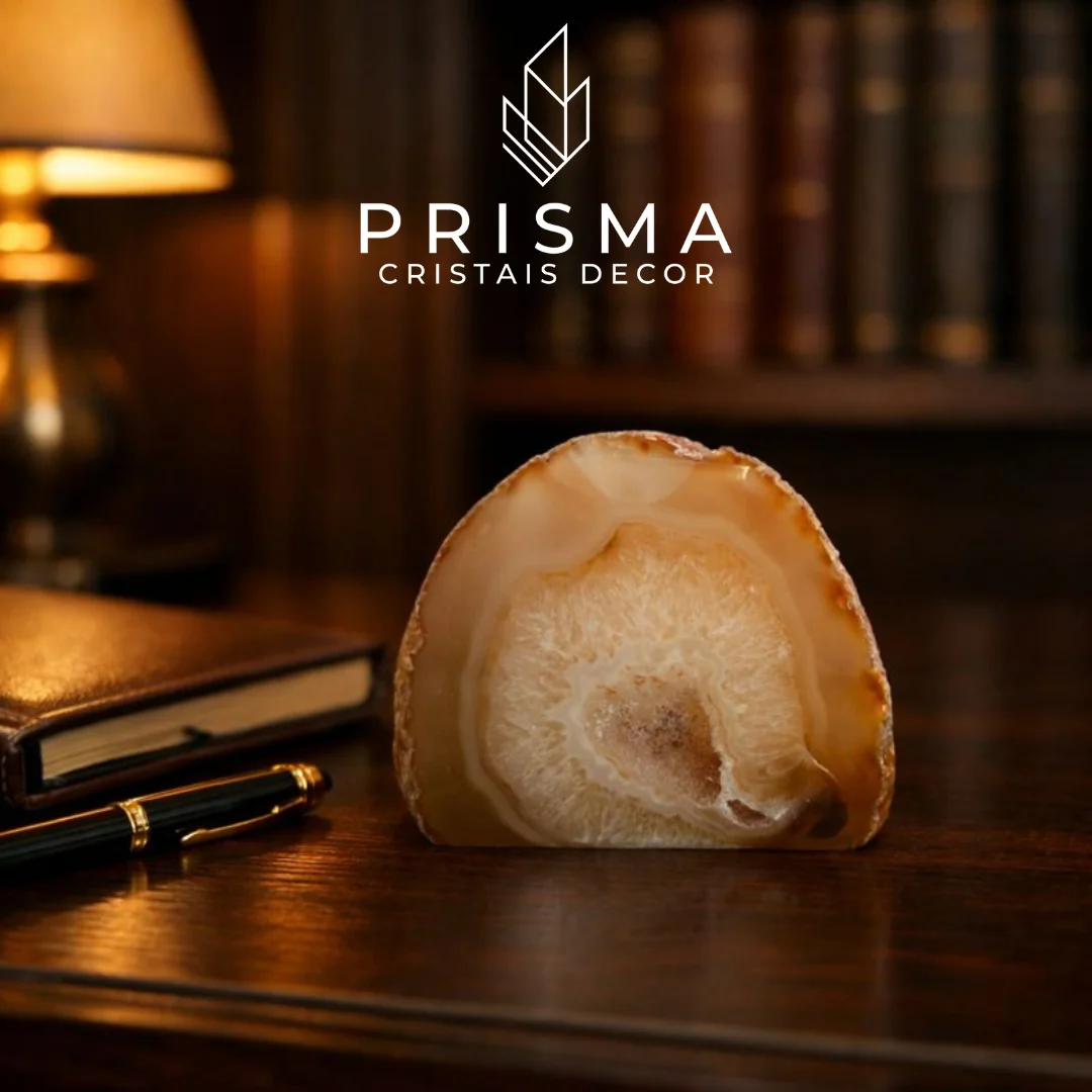 Mini Geodo de Ágata — interior cristalizado com faixas concêntricas de ágata natural, peça decorativa premium
