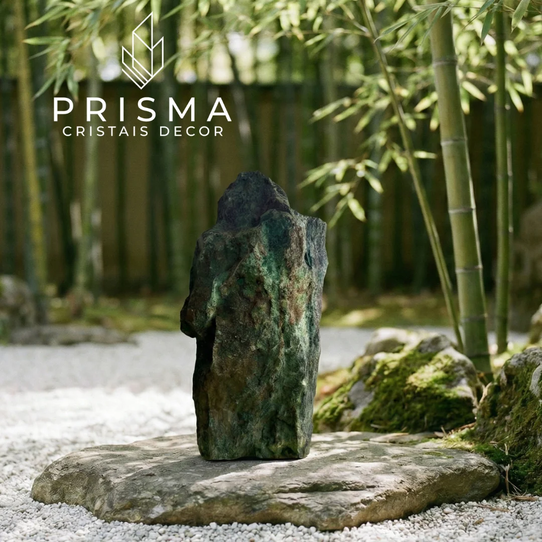 Ponta Bruta de Malaquita em ambiente de decoração premium — cristal natural de alto padrão Nova Lima