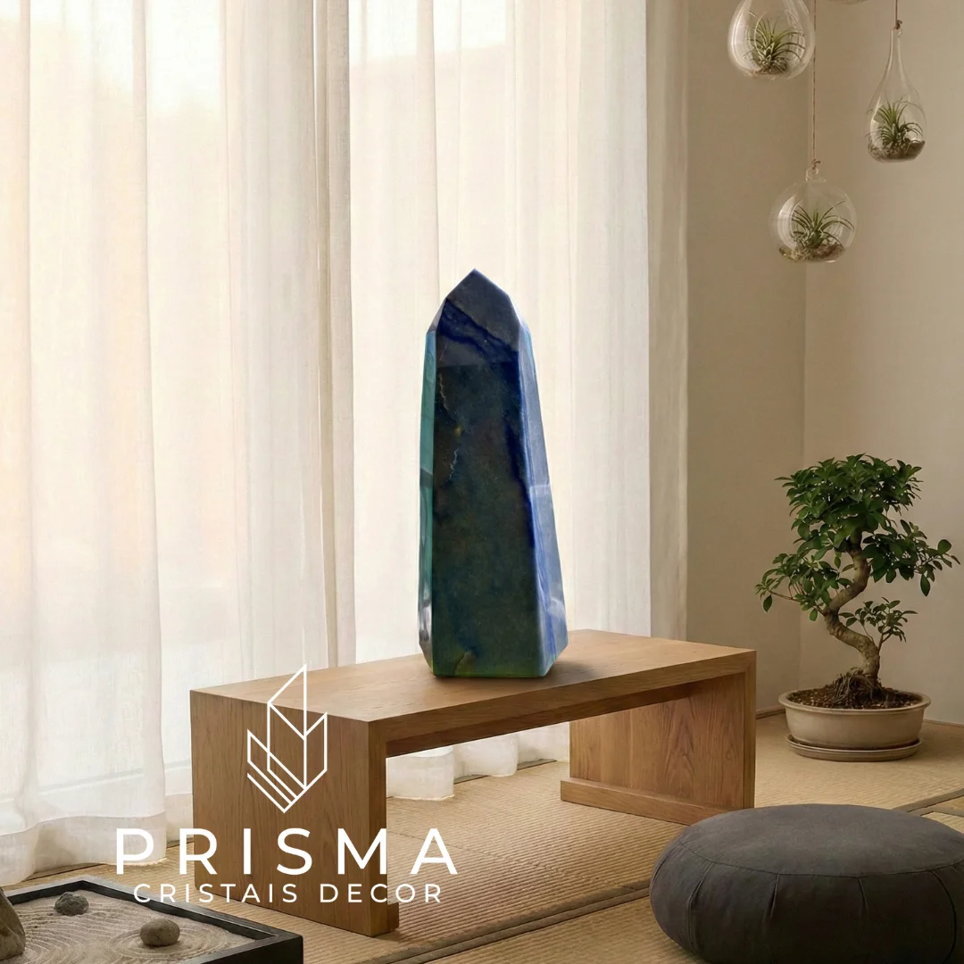 Ponta de Quartzo Azul — detalhe da tonalidade azul natural e facetas lapidadas do gerador de cristal