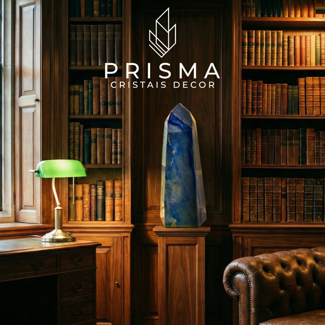 Ponta de Quartzo Azul em ambiente de decoração sofisticada — cristal premium irreproduzível