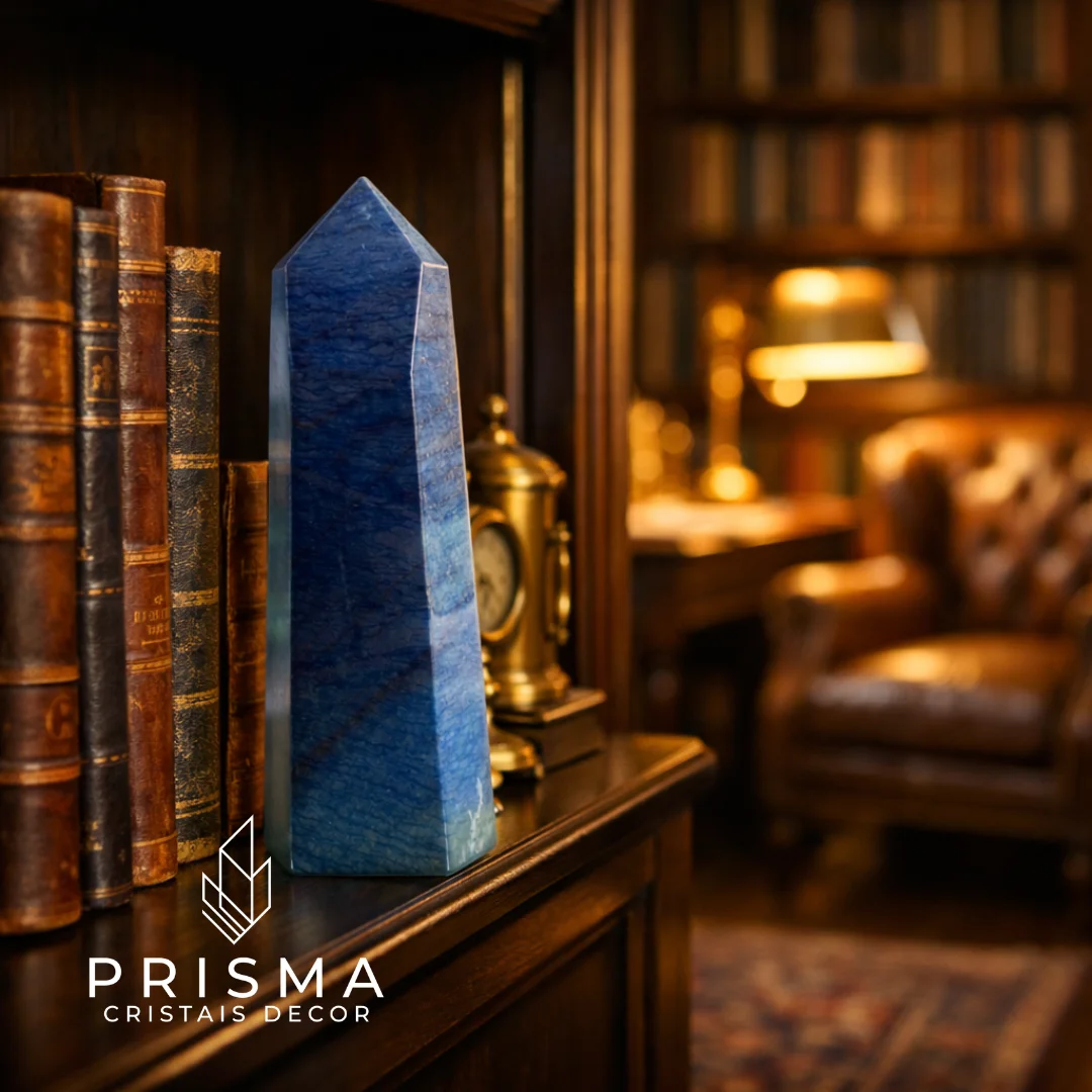Ponta de Quartzo Azul 36cm em composição decorativa — cristal azul natural para sala de estar e escritório executivo
