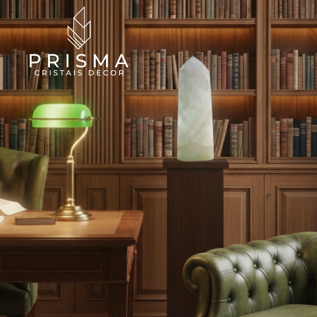 Ponta de Quartzo Branco em ambiente de decoração de alto padrão — cristal natural irreproduzível Prisma Cristais