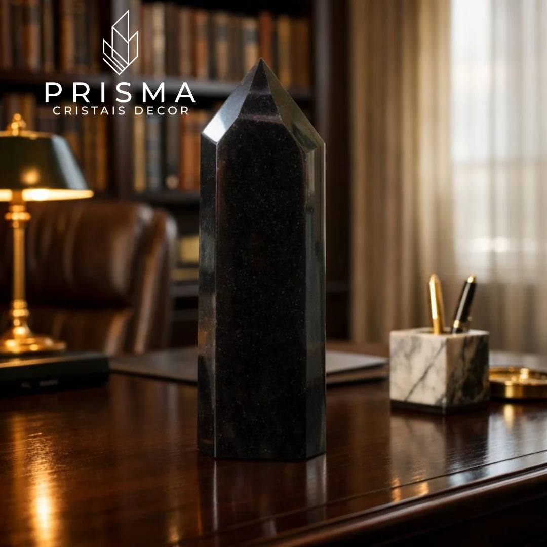 Ponta de Quartzo Preto Morion — detalhe da textura e profundidade do negro natural irradiado, cristal geológico autêntico