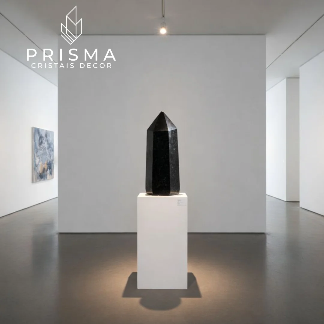 Ponta de Quartzo Preto em decoração sofisticada — cristal negro premium irreproduzível Prisma Cristais Nova Lima