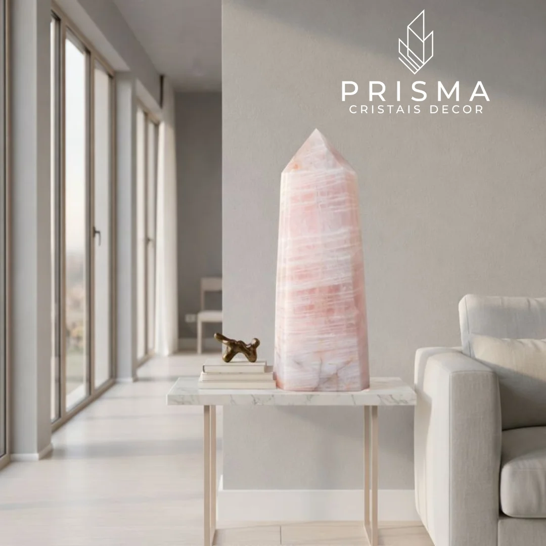 Ponta de Quartzo Rosa 42cm — detalhe das facetas lapidadas e translucidez rosa natural do cristal grande