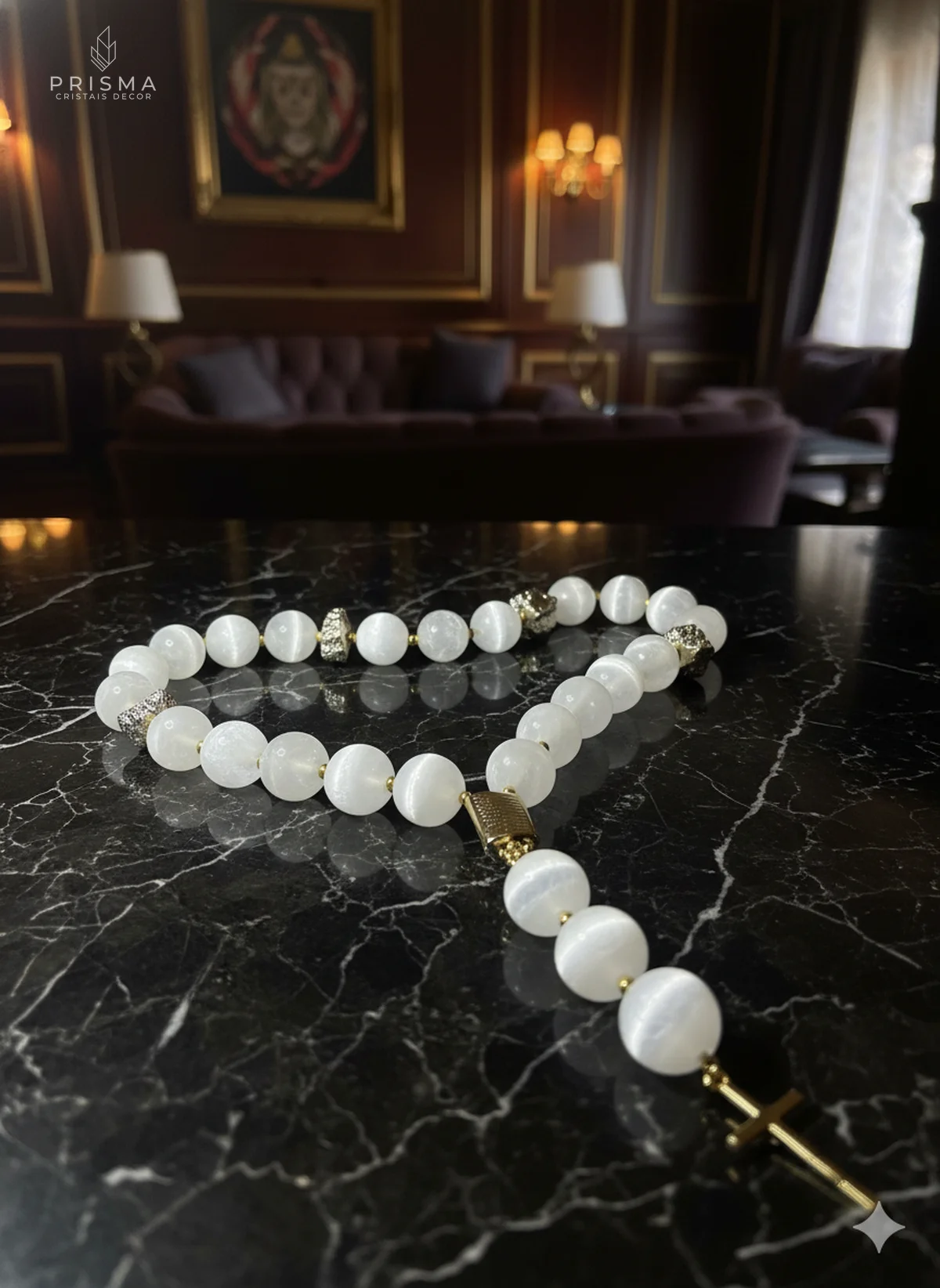 Terço de esferas de selenita branca sobre mármore escuro — brilho nacarado translúcido, decoração premium São Pedro BH