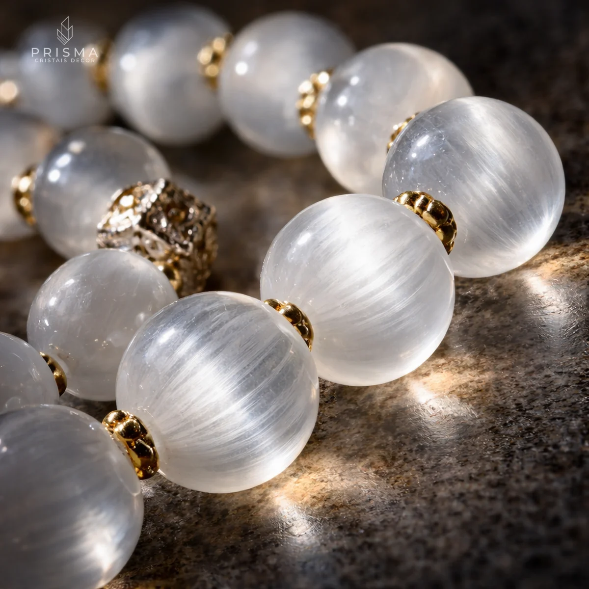 Detalhe das esferas de selenita branca com brilho nacarado translúcido — glow mineral único, terço decorativo premium Minas Gerais