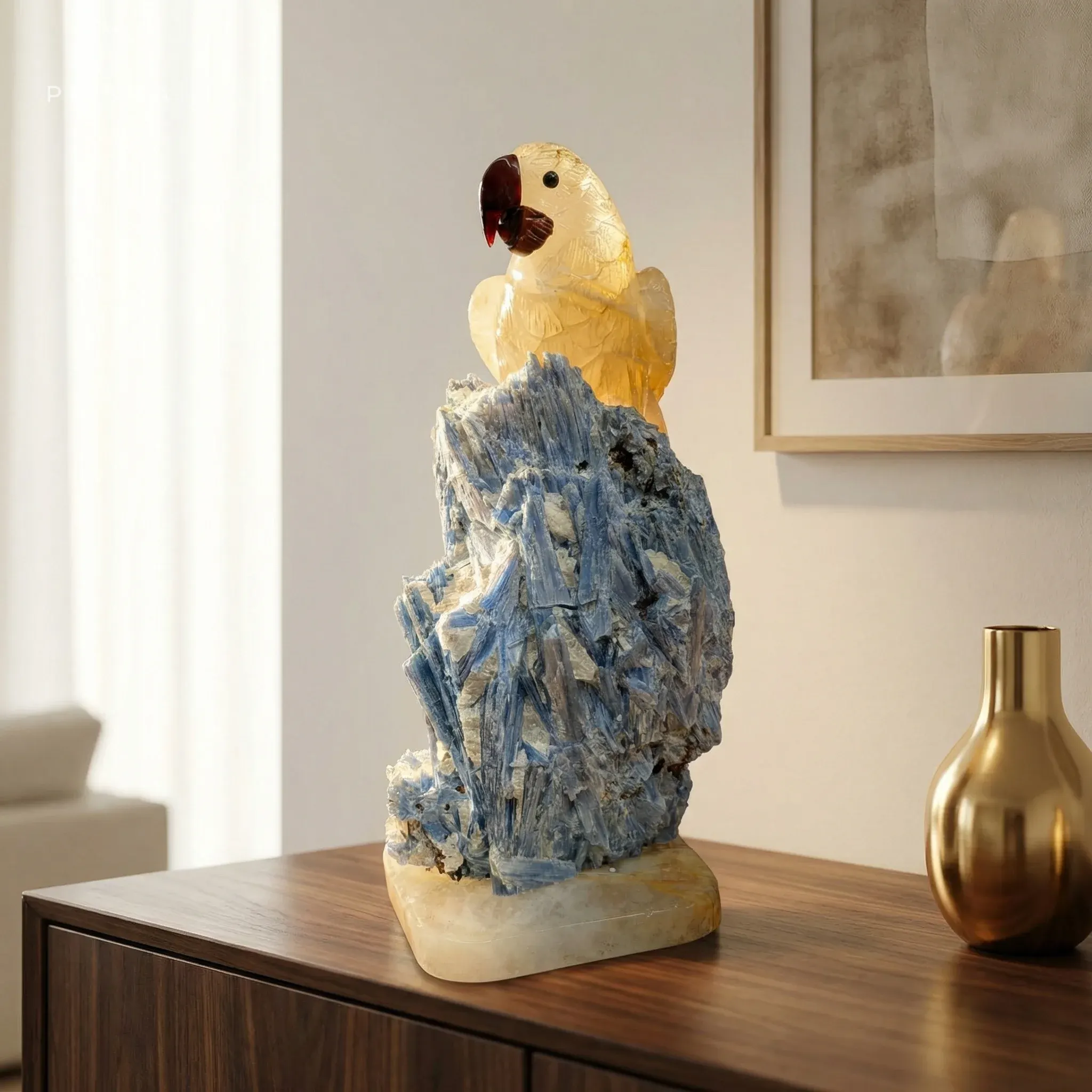 Arara Cristal Ematóide Dourada em sala de estar de alto padrão — decoração tropical luxo com cristal rutilado