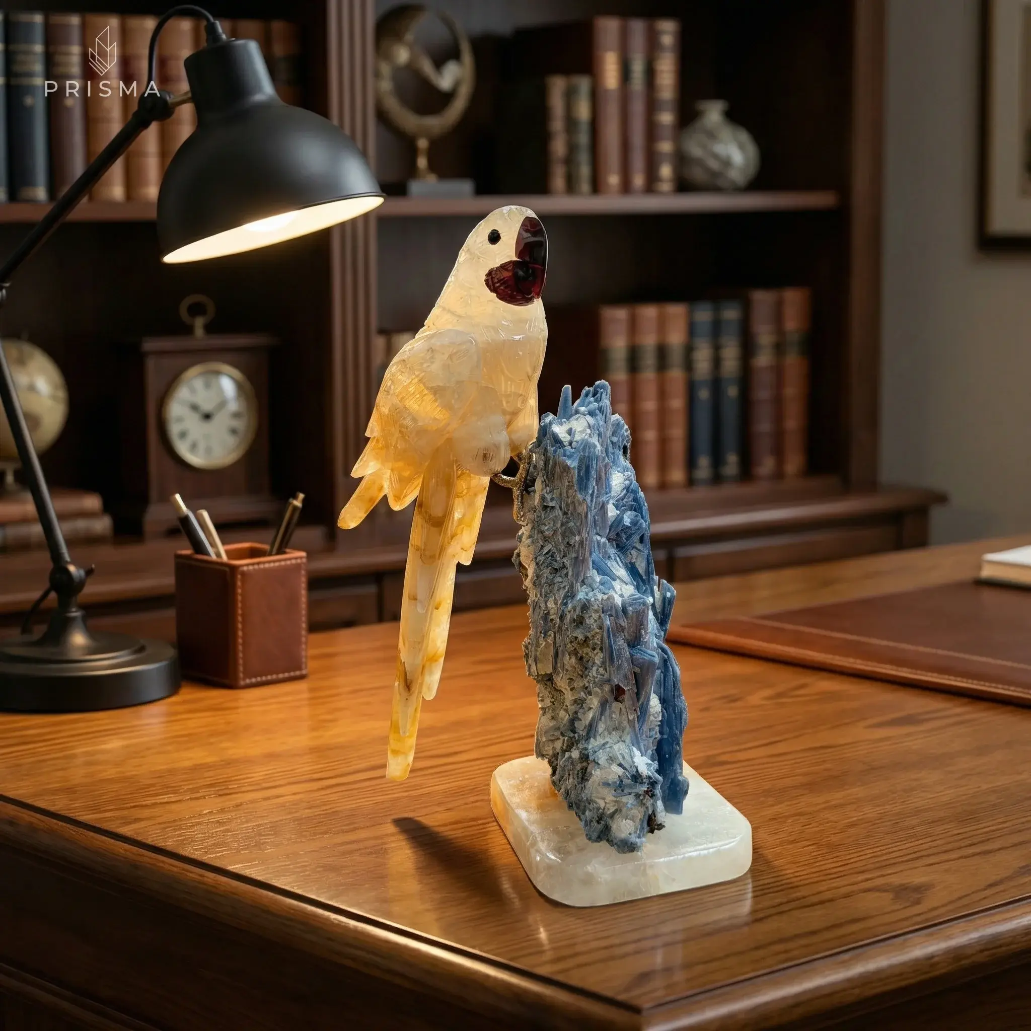 Arara Cristal Ematóide Dourada em escritório executivo premium — escultura de cristal decorativa para ambientes profissionais