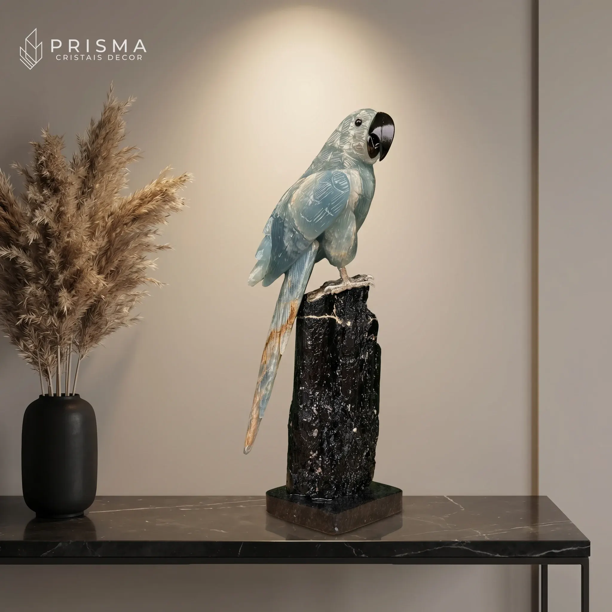Arara Ônix Azul escultura em pedra natural premium sobre console de mármore negro