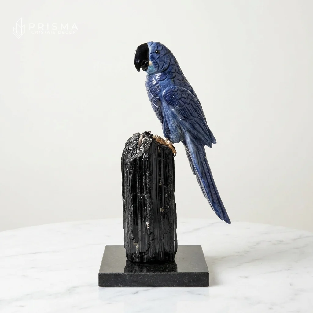 Arara em Quartzo Azul frontal sobre mármore branco — base de turmalina negra, azul celeste natural profundo, escultura mineral premium