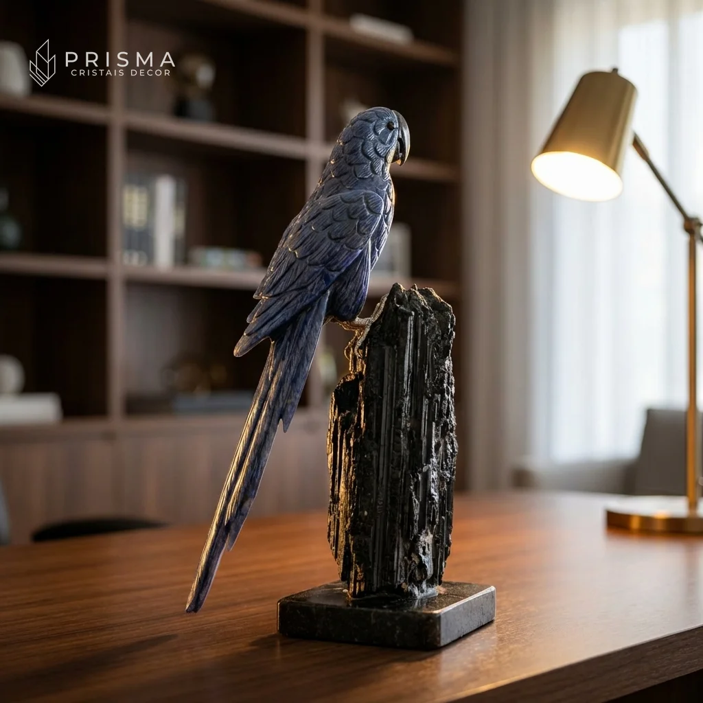 Arara em Quartzo Azul corpo inteiro com cauda longa em escritório executivo — escultura mineral única, home office de alto padrão BH