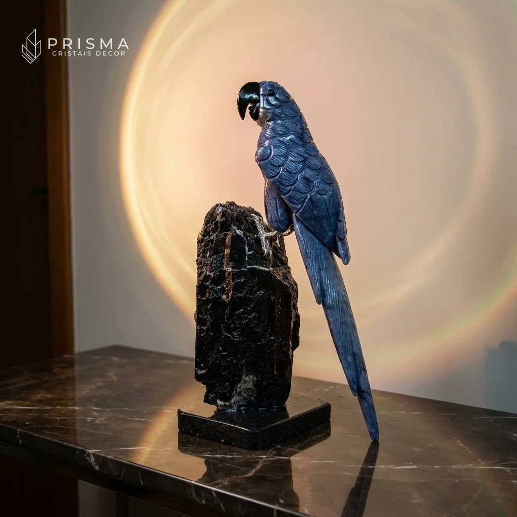 Arara em Quartzo Azul com halo de luz dramático em aparador de mármore escuro — residência de alto padrão, decoração premium Nova Lima MG