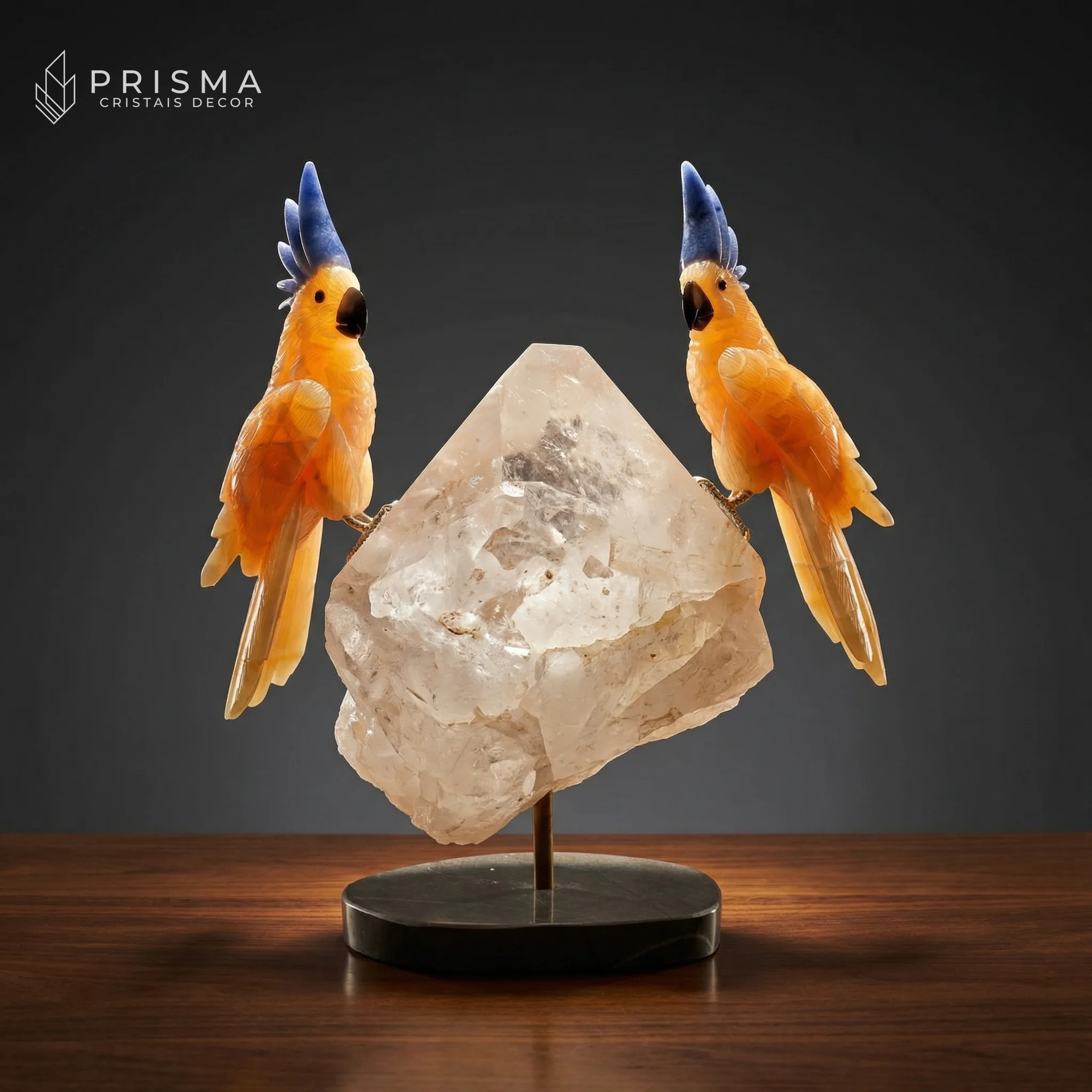 Casal de cacatuas esculpidas em calcita laranja mexicana — escultura decorativa premium Prisma Cristais
