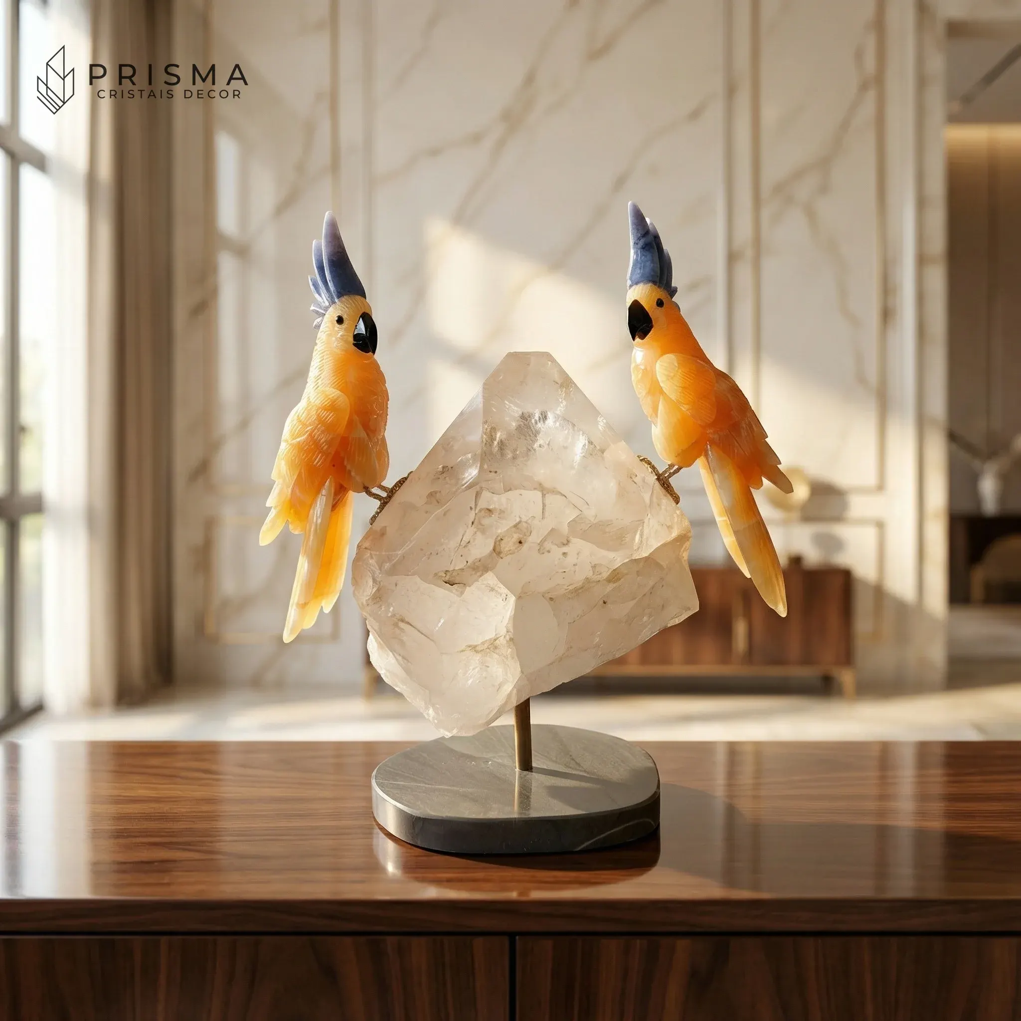 Casal de cacatuas em calcita laranja mexicana sobre console de madeira em sala de estar de alto padrão — decoração premium Nova Lima MG