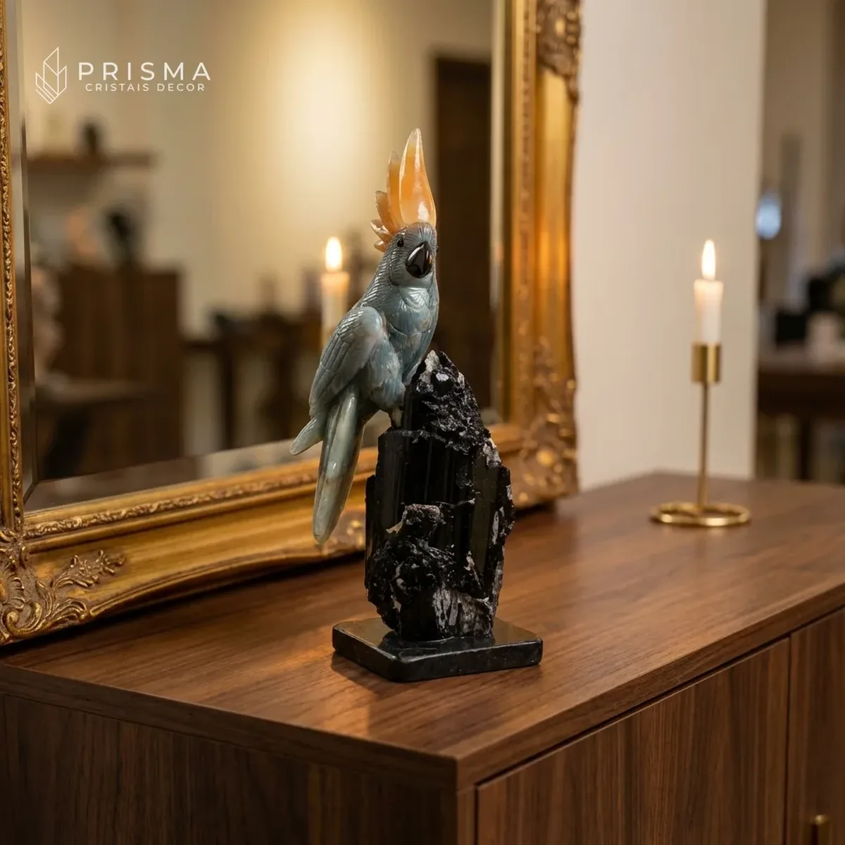 Cacatua Ônix Azul em aparador de madeira escura com espelho dourado — base de turmalina negra, decoração premium Lourdes BH