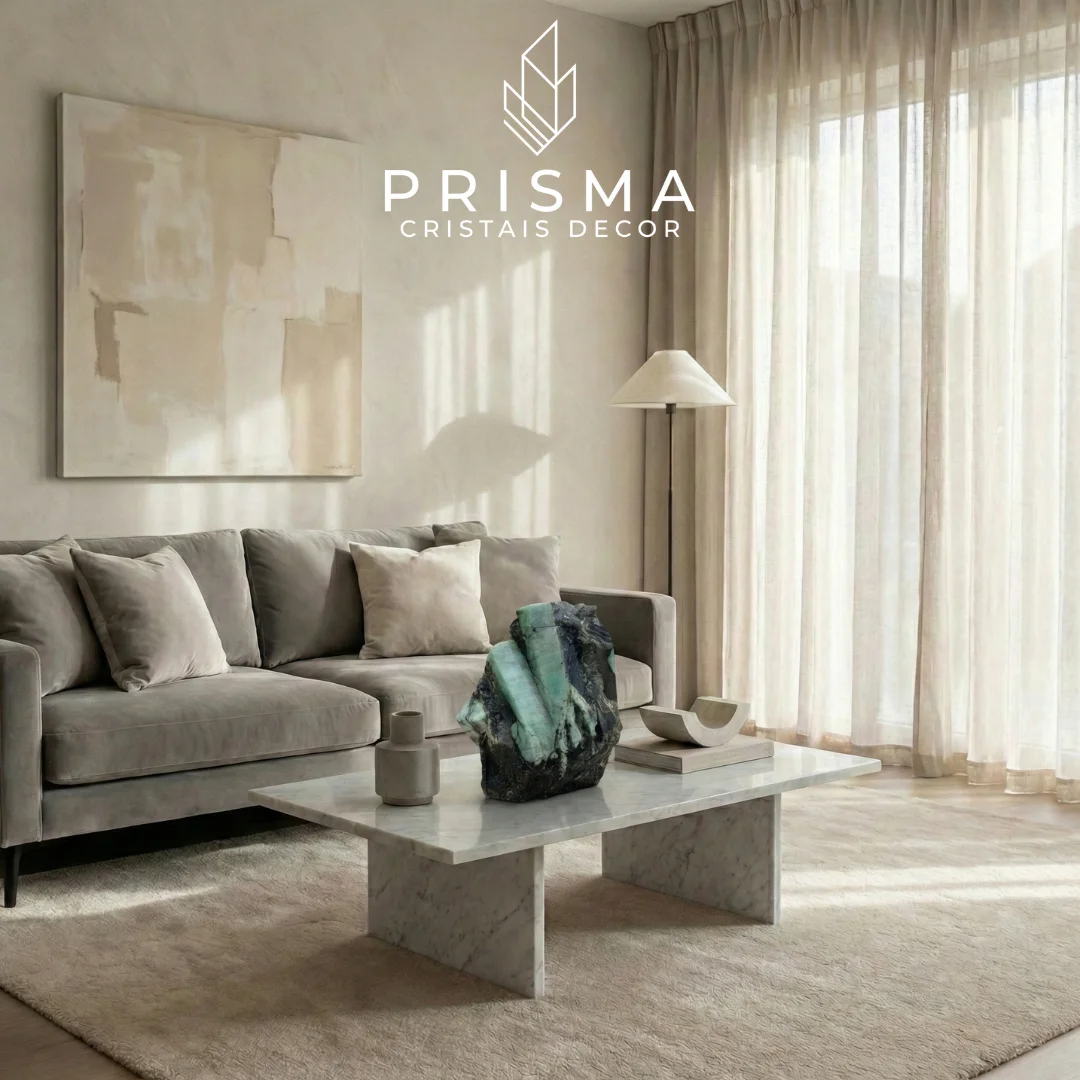 Base de Xisto com textura foliar natural sustentando o Canudo de Esmeralda — decoração orgânica premium Nova Lima