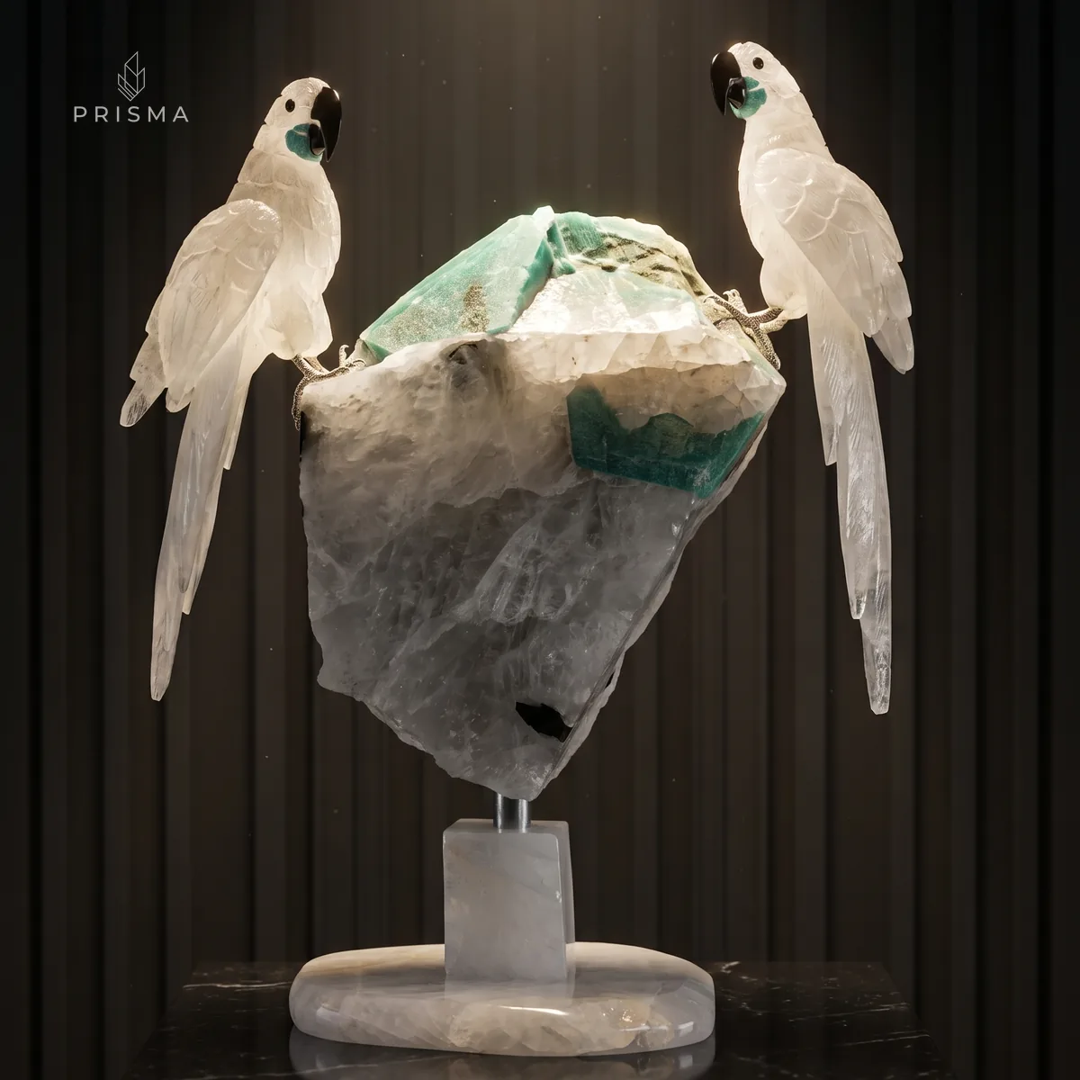 Escultura de duas araras em quartzo sobre bloco de amazonita com inclusões de turmalina negra