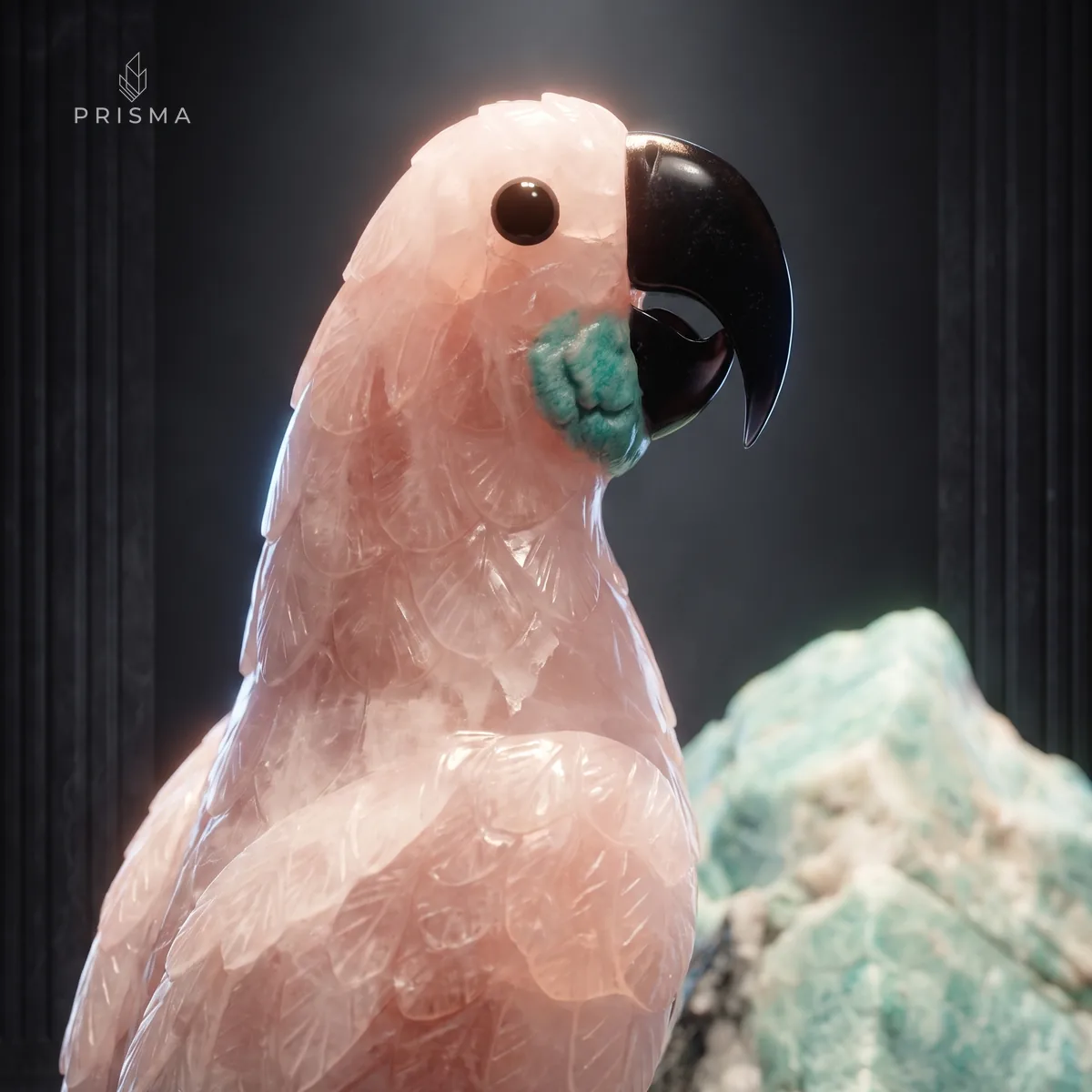 Arara em quartzo rosa com bico e olho de obsidiana negra e papo de amazonita, detalhe do entalhe das penas