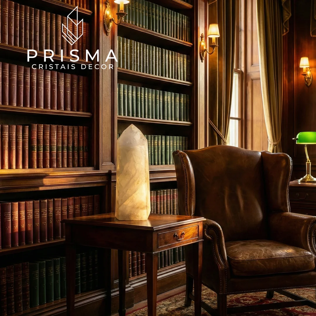 Ponta de Quartzo Leitoso em biblioteca clássica de alto padrão — decoração premium com cristais naturais